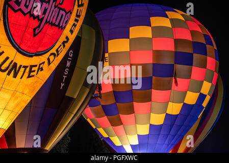 Strathaven, Schottland, 25. Aug 2018. "Die Glut" an der International Balloon Festival ist eine magische Szene von Licht und Farbe Ausleuchten der Nachthimmel mit blinkt von den Brennern der gefesselte Ballone im John hastie Park in Strathaven, Schottland. Kredit George Robertson/Alamy leben Nachrichten Stockfoto