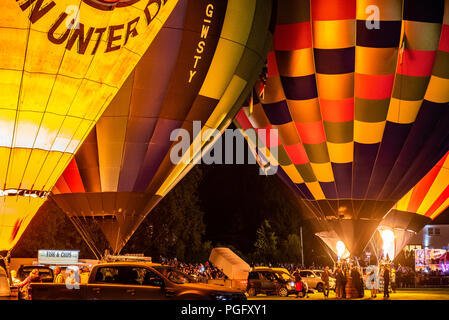 Strathaven, Schottland, 25. Aug 2018. "Die Glut" an der International Balloon Festival ist eine magische Szene von Licht und Farbe Ausleuchten der Nachthimmel mit blinkt von den Brennern der gefesselte Ballone im John hastie Park in Strathaven, Schottland. Kredit George Robertson/Alamy leben Nachrichten Stockfoto