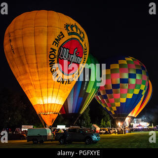 Strathaven, Schottland, 25. Aug 2018. "Die Glut" an der International Balloon Festival ist eine magische Szene von Licht und Farbe Ausleuchten der Nachthimmel mit blinkt von den Brennern der gefesselte Ballone im John hastie Park in Strathaven, Schottland. Kredit George Robertson/Alamy leben Nachrichten Stockfoto