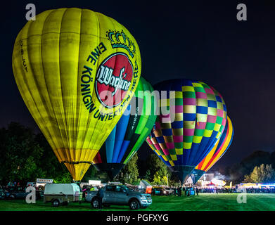 Strathaven, Schottland, 25. Aug 2018. "Die Glut" an der International Balloon Festival ist eine magische Szene von Licht und Farbe Ausleuchten der Nachthimmel mit blinkt von den Brennern der gefesselte Ballone im John hastie Park in Strathaven, Schottland. Kredit George Robertson/Alamy leben Nachrichten Stockfoto