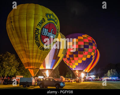 Strathaven, Schottland, 25. Aug 2018. "Die Glut" an der International Balloon Festival ist eine magische Szene von Licht und Farbe Ausleuchten der Nachthimmel mit blinkt von den Brennern der gefesselte Ballone im John hastie Park in Strathaven, Schottland. Kredit George Robertson/Alamy leben Nachrichten Stockfoto