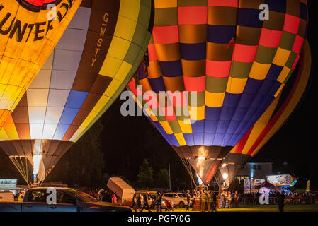 Strathaven, Schottland, 25. Aug 2018. "Die Glut" an der International Balloon Festival ist eine magische Szene von Licht und Farbe Ausleuchten der Nachthimmel mit blinkt von den Brennern der gefesselte Ballone im John hastie Park in Strathaven, Schottland. Kredit George Robertson/Alamy leben Nachrichten Stockfoto