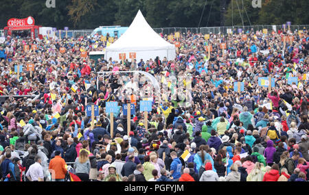 Dublin, Irland. 26. August 2018. Besuch von Papst Franziskus nach Irland. Menschen aus der ganzen Welt fiebern Papst Franziskus, als er im Phoenix Park in seinem ankommt. Pilger kamen für die feuchte Witterung im Vorfeld der Messe von Papst Franziskus später heute bei Tag zwei von seinem Besuch in Irland gegeben werden, vorbereitet. Credit: RollingNews.ie/Alamy leben Nachrichten Stockfoto