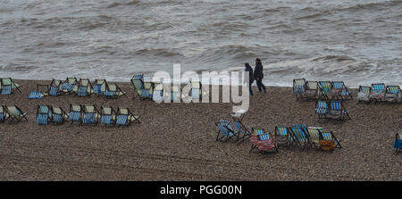 Bier, East Devon, Großbritannien. 26. August 2018. UK Wetter: Der schöne Strand im Fischerdorf Bier war leer von Urlaubern als sintflutartigen Regenfällen der Südküste Urlaub Wochenende getroffen. Reihen von Liegestühlen lagen leere auf, was normalerweise einer der verkehrsreichsten Wochenenden des Jahres für das Dorf. Credit: Celia McMahon/Alamy leben Nachrichten Stockfoto