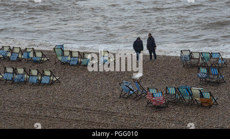 Bier, East Devon, Großbritannien. 26. August 2018. UK Wetter: Der schöne Strand im Fischerdorf Bier war leer von Urlaubern als sintflutartigen Regenfällen der Südküste Urlaub Wochenende getroffen. Reihen von Liegestühlen lagen leere auf, was normalerweise einer der verkehrsreichsten Wochenenden des Jahres für das Dorf. Credit: Celia McMahon/Alamy leben Nachrichten Stockfoto