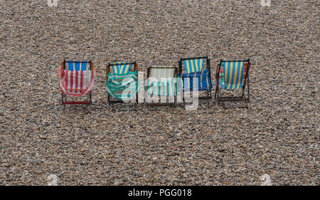 Bier, East Devon, Großbritannien. 26. August 2018. UK Wetter: Der schöne Strand im Fischerdorf Bier war leer von Urlaubern als sintflutartigen Regenfällen der Südküste Urlaub Wochenende getroffen. Reihen von Liegestühlen lagen leere auf, was normalerweise einer der verkehrsreichsten Wochenenden des Jahres für das Dorf. Credit: Celia McMahon/Alamy leben Nachrichten Stockfoto