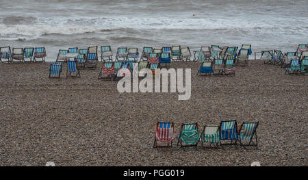 Bier, East Devon, Großbritannien. 26. August 2018. UK Wetter: Der schöne Strand im Fischerdorf Bier war leer von Urlaubern als sintflutartigen Regenfällen der Südküste Urlaub Wochenende getroffen. Reihen von Liegestühlen lagen leere auf, was normalerweise einer der verkehrsreichsten Wochenenden des Jahres für das Dorf. Credit: Celia McMahon/Alamy leben Nachrichten Stockfoto