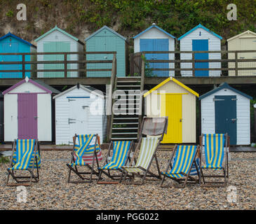 Bier, East Devon, Großbritannien. 26. August 2018. UK Wetter: Der schöne Strand im Fischerdorf Bier war leer von Urlaubern als sintflutartigen Regenfällen der Südküste Urlaub Wochenende getroffen. Reihen von Liegestühlen lagen leere auf, was normalerweise einer der verkehrsreichsten Wochenenden des Jahres für das Dorf. Credit: Celia McMahon/Alamy leben Nachrichten Stockfoto