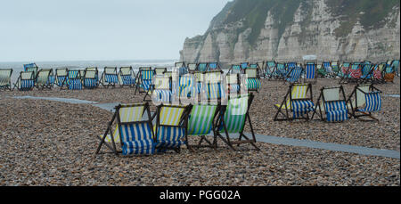 Bier, East Devon, Großbritannien. 26. August 2018. UK Wetter: Der schöne Strand im Fischerdorf Bier war leer von Urlaubern als sintflutartigen Regenfällen der Südküste Urlaub Wochenende getroffen. Reihen von Liegestühlen lagen leere auf, was normalerweise einer der verkehrsreichsten Wochenenden des Jahres für das Dorf. Credit: Celia McMahon/Alamy leben Nachrichten Stockfoto