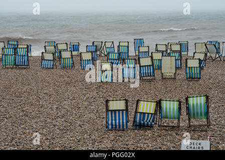 Bier, East Devon, Großbritannien. 26. August 2018. UK Wetter: Der schöne Strand im Fischerdorf Bier war leer von Urlaubern als sintflutartigen Regenfällen der Südküste Urlaub Wochenende getroffen. Reihen von Liegestühlen lagen leere auf, was normalerweise einer der verkehrsreichsten Wochenenden des Jahres für das Dorf. Credit: Celia McMahon/Alamy leben Nachrichten Stockfoto