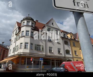 Neu-Ulm, Deutschland. 26 Aug, 2018. Das Wort 'gratis' ist auf einem verkehrsschild vor einem Haus geschrieben. Hier lebt die Familie von Mesale Tolu. Der Journalist Tolu, der aus Ulm kommt, wurde in der Türkei auf Kosten des Terrorismus festgenommen. Quelle: Stefan Puchner/dpa/Alamy leben Nachrichten Stockfoto