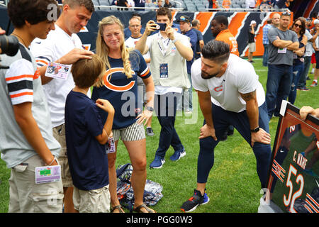 Illinois, USA. 25. August 2018. Bär Zach Miller präsentiert ein gerahmtes Trikot an Mitglieder der Familie von Cameron Nahf, der weg im Mai bestanden, während die NFL Spiel zwischen der Kansas City Chiefs und Chicago Bears im Soldier Field in Chicago, IL. Fotograf: Mike Wulf Credit: Cal Sport Media/Alamy leben Nachrichten Stockfoto