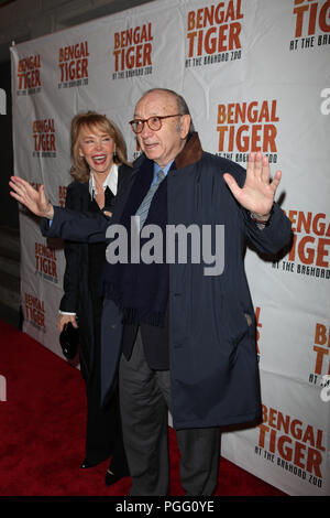 *** Foto *** Neil Simon hat im Alter von 91 Elaine Joyce & Neil Simon übergeben. die Teilnahme an der Broadway Opening Night Leistung der "Bengal Tiger im Zoo von Bagdad' im Richard Rodgers Theatre in New York City. Quelle: Walter McBride/MediaPunch Stockfoto