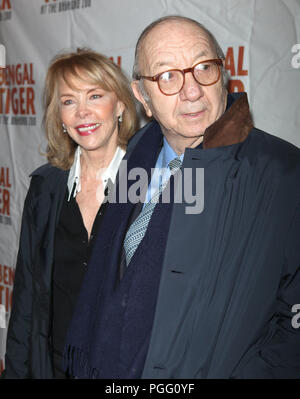 *** Foto *** Neil Simon hat im Alter von 91 Elaine Joyce & Neil Simon übergeben. die Teilnahme an der Broadway Opening Night Leistung der "Bengal Tiger im Zoo von Bagdad' im Richard Rodgers Theatre in New York City. Quelle: Walter McBride/MediaPunch Stockfoto