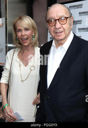 *** Foto *** Neil Simon hat im Alter von 91 Neil Simon bestanden mit Frau Elaine Joyce stellte bei der Eröffnung der Nacht Ankünfte von 'Harvey' bei Studio 54 in New York City Juni 14, 2012 © Walter McBride/WM Fotografie. Quelle: Walter McBride/MediaPunch Stockfoto