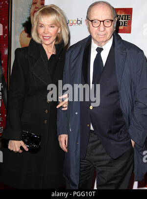 *** Foto *** Neil Simon hat im Alter von 91 Elaine Joyce & Neil Simon übergeben. ankommen für die Leistung der "Bonnie & Clyde" im Gerald Schoenfeld Theatre in New York City. Quelle: Walter McBride/MediaPunch Stockfoto