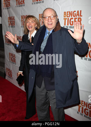 *** Foto *** Neil Simon hat im Alter von 91 Elaine Joyce & Neil Simon übergeben. die Teilnahme an der Broadway Opening Night Leistung der "Bengal Tiger im Zoo von Bagdad' im Richard Rodgers Theatre in New York City. Quelle: Walter McBride/MediaPunch Stockfoto