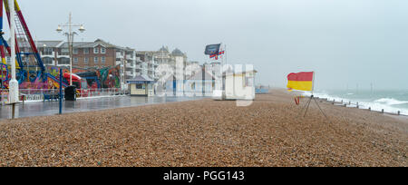 Bognor Regis, Großbritannien. 26. August 2018. August Bank Holiday in Bognor Regis; ein vollständiges Auswaschen durch sintflutartige Regenfälle, starke Winde und alle Veranstaltungen im Sommer abgesagt. Credit: Sarnia/Alamy leben Nachrichten Stockfoto