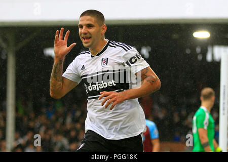 London, Großbritannien. 26 Aug, 2018. Aleksandr Mitrovic von Fulham feiert nach dem zweiten Ziel seines Teams zählen. Premier League match, Fulham v Burnley im Craven Cottage in London am Sonntag, den 26. August 2018. Dieses Bild dürfen nur für redaktionelle Zwecke verwendet werden. Nur die redaktionelle Nutzung, eine Lizenz für die gewerbliche Nutzung erforderlich. Keine Verwendung in Wetten, Spiele oder einer einzelnen Verein/Liga/player Publikationen. pic von Steffan Bowen/Andrew Orchard sport Fotografie/Alamy Live news Credit: Andrew Orchard sport Fotografie/Alamy leben Nachrichten Stockfoto