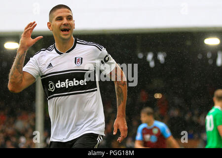 London, Großbritannien. 26 Aug, 2018. Aleksandr Mitrovic von Fulham feiert nach dem zweiten Ziel seines Teams zählen. Premier League match, Fulham v Burnley im Craven Cottage in London am Sonntag, den 26. August 2018. Dieses Bild dürfen nur für redaktionelle Zwecke verwendet werden. Nur die redaktionelle Nutzung, eine Lizenz für die gewerbliche Nutzung erforderlich. Keine Verwendung in Wetten, Spiele oder einer einzelnen Verein/Liga/player Publikationen. pic von Steffan Bowen/Andrew Orchard sport Fotografie/Alamy Live news Credit: Andrew Orchard sport Fotografie/Alamy leben Nachrichten Stockfoto