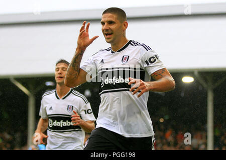 London, Großbritannien. 26 Aug, 2018. Aleksandr Mitrovic von Fulham feiert nach dem zweiten Ziel seines Teams zählen. Premier League match, Fulham v Burnley im Craven Cottage in London am Sonntag, den 26. August 2018. Dieses Bild dürfen nur für redaktionelle Zwecke verwendet werden. Nur die redaktionelle Nutzung, eine Lizenz für die gewerbliche Nutzung erforderlich. Keine Verwendung in Wetten, Spiele oder einer einzelnen Verein/Liga/player Publikationen. pic von Steffan Bowen/Andrew Orchard sport Fotografie/Alamy Live news Credit: Andrew Orchard sport Fotografie/Alamy leben Nachrichten Stockfoto