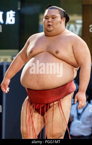 Tokio, Japan. 26 Aug, 2018. Sumo-ringer Chiyomaru Kazuki nimmt an einem speziellen Grand Sumo Turnier ''Hakkiyoi KITTE'' auf der Tokyo KITTE kommerziellen Komplex vor dem Bahnhof von Tokio am 26. August 2018, Tokio, in Japan gehalten. Jedes Jahr Sumo Ringer in ein spezielles Turnier vor der Tokyo Station, die Kultur des Sumo Ringen zu fördern. (Foto von Rodrigo Reyes Marin/LBA) Quelle: Lba Co.Ltd./Alamy leben Nachrichten Stockfoto