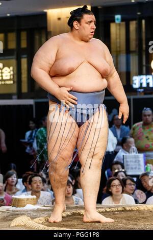 Tokio, Japan. 26 Aug, 2018. Sumo-ringer Aoiyama Kosuke beteiligt sich an einem speziellen Grand Sumo Turnier ''Hakkiyoi KITTE'' auf der Tokyo KITTE kommerziellen Komplex vor dem Bahnhof von Tokio am 26. August 2018, Tokio, in Japan gehalten. Jedes Jahr Sumo Ringer in ein spezielles Turnier vor der Tokyo Station, die Kultur des Sumo Ringen zu fördern. (Foto von Rodrigo Reyes Marin/LBA) Quelle: Lba Co.Ltd./Alamy leben Nachrichten Stockfoto