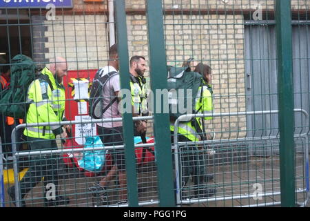 London, Großbritannien. 26 Aug, 2018. Mädchen auf Keilrahmen an Karneval Credit: Rachel Megawhat/Alamy leben Nachrichten Stockfoto