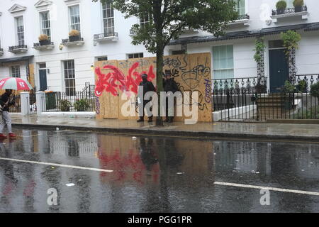 London, Großbritannien. 26 Aug, 2018. Deutlich geringere Zahlen an Karneval auf Sun wegen starker Regen Credit: Rachel Megawhat/Alamy leben Nachrichten Stockfoto