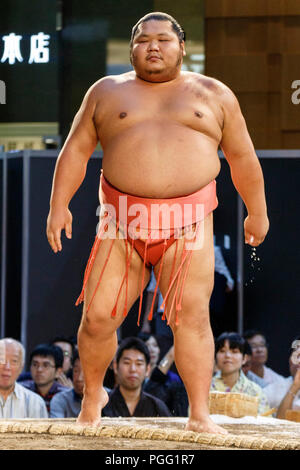 Tokio, Japan. 26 Aug, 2018. Sumo-ringer Chiyotairyu beteiligt sich an einem speziellen Grand Sumo Turnier ''Hakkiyoi KITTE'' auf der Tokyo KITTE kommerziellen Komplex vor dem Bahnhof von Tokio am 26. August 2018, Tokio, in Japan gehalten. Jedes Jahr Sumo Ringer in ein spezielles Turnier vor der Tokyo Station, die Kultur des Sumo Ringen zu fördern. (Foto von Rodrigo Reyes Marin/LBA) Quelle: Lba Co.Ltd./Alamy leben Nachrichten Stockfoto