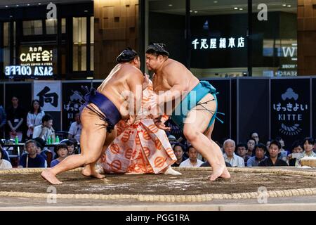 Tokio, Japan. 26 Aug, 2018. Sumo Ringer die Teilnahme an einem speziellen Grand Sumo Turnier ''Hakkiyoi KITTE'' auf der Tokyo KITTE kommerziellen Komplex vor dem Bahnhof von Tokio am 26. August 2018, Tokio, in Japan gehalten. Jedes Jahr Sumo Ringer in ein spezielles Turnier vor der Tokyo Station, die Kultur des Sumo Ringen zu fördern. (Foto von Rodrigo Reyes Marin/LBA) Quelle: Lba Co.Ltd./Alamy leben Nachrichten Stockfoto