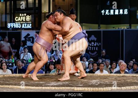 Tokio, Japan. 26 Aug, 2018. Sumo Ringer die Teilnahme an einem speziellen Grand Sumo Turnier ''Hakkiyoi KITTE'' auf der Tokyo KITTE kommerziellen Komplex vor dem Bahnhof von Tokio am 26. August 2018, Tokio, in Japan gehalten. Jedes Jahr Sumo Ringer in ein spezielles Turnier vor der Tokyo Station, die Kultur des Sumo Ringen zu fördern. (Foto von Rodrigo Reyes Marin/LBA) Quelle: Lba Co.Ltd./Alamy leben Nachrichten Stockfoto