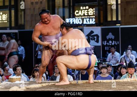 Tokio, Japan. 26 Aug, 2018. Sumo Ringer die Teilnahme an einem speziellen Grand Sumo Turnier ''Hakkiyoi KITTE'' auf der Tokyo KITTE kommerziellen Komplex vor dem Bahnhof von Tokio am 26. August 2018, Tokio, in Japan gehalten. Jedes Jahr Sumo Ringer in ein spezielles Turnier vor der Tokyo Station, die Kultur des Sumo Ringen zu fördern. (Foto von Rodrigo Reyes Marin/LBA) Quelle: Lba Co.Ltd./Alamy leben Nachrichten Stockfoto