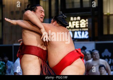 Tokio, Japan. 26 Aug, 2018. Sumo Ringer die Teilnahme an einem speziellen Grand Sumo Turnier ''Hakkiyoi KITTE'' auf der Tokyo KITTE kommerziellen Komplex vor dem Bahnhof von Tokio am 26. August 2018, Tokio, in Japan gehalten. Jedes Jahr Sumo Ringer in ein spezielles Turnier vor der Tokyo Station, die Kultur des Sumo Ringen zu fördern. (Foto von Rodrigo Reyes Marin/LBA) Quelle: Lba Co.Ltd./Alamy leben Nachrichten Stockfoto