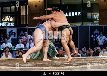 Tokio, Japan. 26 Aug, 2018. Sumo Ringer die Teilnahme an einem speziellen Grand Sumo Turnier ''Hakkiyoi KITTE'' auf der Tokyo KITTE kommerziellen Komplex vor dem Bahnhof von Tokio am 26. August 2018, Tokio, in Japan gehalten. Jedes Jahr Sumo Ringer in ein spezielles Turnier vor der Tokyo Station, die Kultur des Sumo Ringen zu fördern. (Foto von Rodrigo Reyes Marin/LBA) Quelle: Lba Co.Ltd./Alamy leben Nachrichten Stockfoto