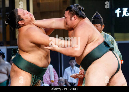 Tokio, Japan. 26 Aug, 2018. Sumo Ringer die Teilnahme an einem speziellen Grand Sumo Turnier ''Hakkiyoi KITTE'' auf der Tokyo KITTE kommerziellen Komplex vor dem Bahnhof von Tokio am 26. August 2018, Tokio, in Japan gehalten. Jedes Jahr Sumo Ringer in ein spezielles Turnier vor der Tokyo Station, die Kultur des Sumo Ringen zu fördern. (Foto von Rodrigo Reyes Marin/LBA) Quelle: Lba Co.Ltd./Alamy leben Nachrichten Stockfoto
