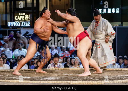 Tokio, Japan. 26 Aug, 2018. Sumo Ringer die Teilnahme an einem speziellen Grand Sumo Turnier ''Hakkiyoi KITTE'' auf der Tokyo KITTE kommerziellen Komplex vor dem Bahnhof von Tokio am 26. August 2018, Tokio, in Japan gehalten. Jedes Jahr Sumo Ringer in ein spezielles Turnier vor der Tokyo Station, die Kultur des Sumo Ringen zu fördern. (Foto von Rodrigo Reyes Marin/LBA) Quelle: Lba Co.Ltd./Alamy leben Nachrichten Stockfoto