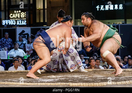Tokio, Japan. 26 Aug, 2018. Sumo Ringer die Teilnahme an einem speziellen Grand Sumo Turnier ''Hakkiyoi KITTE'' auf der Tokyo KITTE kommerziellen Komplex vor dem Bahnhof von Tokio am 26. August 2018, Tokio, in Japan gehalten. Jedes Jahr Sumo Ringer in ein spezielles Turnier vor der Tokyo Station, die Kultur des Sumo Ringen zu fördern. (Foto von Rodrigo Reyes Marin/LBA) Quelle: Lba Co.Ltd./Alamy leben Nachrichten Stockfoto