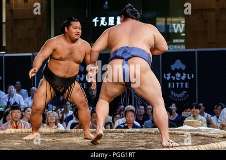 Tokio, Japan. 26 Aug, 2018. Sumo Ringer die Teilnahme an einem speziellen Grand Sumo Turnier ''Hakkiyoi KITTE'' auf der Tokyo KITTE kommerziellen Komplex vor dem Bahnhof von Tokio am 26. August 2018, Tokio, in Japan gehalten. Jedes Jahr Sumo Ringer in ein spezielles Turnier vor der Tokyo Station, die Kultur des Sumo Ringen zu fördern. (Foto von Rodrigo Reyes Marin/LBA) Quelle: Lba Co.Ltd./Alamy leben Nachrichten Stockfoto