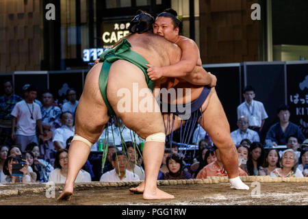 Tokio, Japan. 26 Aug, 2018. Sumo Ringer die Teilnahme an einem speziellen Grand Sumo Turnier ''Hakkiyoi KITTE'' auf der Tokyo KITTE kommerziellen Komplex vor dem Bahnhof von Tokio am 26. August 2018, Tokio, in Japan gehalten. Jedes Jahr Sumo Ringer in ein spezielles Turnier vor der Tokyo Station, die Kultur des Sumo Ringen zu fördern. (Foto von Rodrigo Reyes Marin/LBA) Quelle: Lba Co.Ltd./Alamy leben Nachrichten Stockfoto