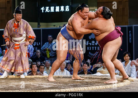 Tokio, Japan. 26 Aug, 2018. Sumo Ringer die Teilnahme an einem speziellen Grand Sumo Turnier ''Hakkiyoi KITTE'' auf der Tokyo KITTE kommerziellen Komplex vor dem Bahnhof von Tokio am 26. August 2018, Tokio, in Japan gehalten. Jedes Jahr Sumo Ringer in ein spezielles Turnier vor der Tokyo Station, die Kultur des Sumo Ringen zu fördern. (Foto von Rodrigo Reyes Marin/LBA) Quelle: Lba Co.Ltd./Alamy leben Nachrichten Stockfoto