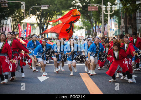 Nagoya, Aichi, Japan. 26 Aug, 2018. Tanz Teilnehmer gesehen, die auf der Straße in Nagoya. Nippon Domannaka Festival in Nagoya, Aichi. Eine der größten Dance Festival in Japan. Das Festival hatte 210 Dance Teams mit 23.000 Künstler aus dem In- und ausserhalb von Japan, und über 2 Millionen Zuschauern. Credit: Takahiro Yoshida/SOPA Images/ZUMA Draht/Alamy leben Nachrichten Stockfoto