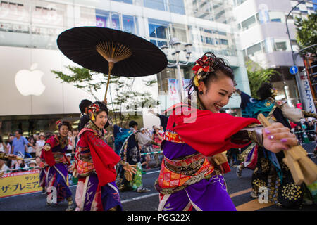 Nagoya, Aichi, Japan. 26 Aug, 2018. Tanz Teilnehmer gesehen, die auf der Straße in Nagoya. Nippon Domannaka Festival in Nagoya, Aichi. Eine der größten Dance Festival in Japan. Das Festival hatte 210 Dance Teams mit 23.000 Künstler aus dem In- und ausserhalb von Japan, und über 2 Millionen Zuschauern. Credit: Takahiro Yoshida/SOPA Images/ZUMA Draht/Alamy leben Nachrichten Stockfoto