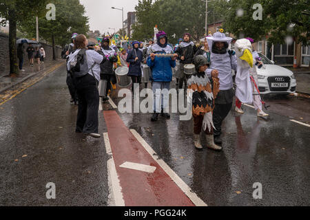 Cardiff, Wales, 26. August 2018: Lokale Gemeinschaften teilnehmen am Annua lButetown Karnevalsumzug 2018 in Cardiff Bay, Wales am 25. August 2018. Credit: Daniel Damaschin/Alamy leben Nachrichten Stockfoto