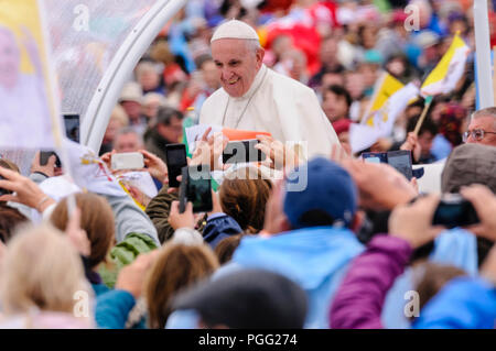 Dublin, Irland. 26/08/2018 - Papst Franziskus Köstlichkeiten der 500.000 Menschen, die Masse, die mit einer 20-minütigen Fahrt durch die Menschenmenge in seinem Papamobil.. Stockfoto