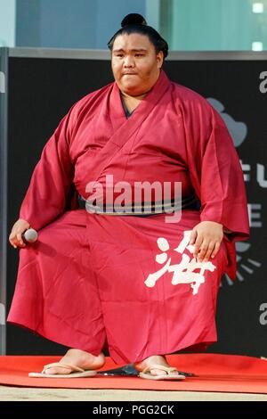 Tokio, Japan. 26 Aug, 2018. Sumo-ringer Mitakeumi Hisashi besucht eine Talk Show während eines speziellen Grand Sumo Turnier ''Hakkiyoi KITTE'' auf der Tokyo KITTE kommerziellen Komplex vor dem Bahnhof von Tokio am 26. August 2018, Tokio, in Japan gehalten. Jedes Jahr Sumo Ringer in ein spezielles Turnier vor der Tokyo Station, die Kultur des Sumo Ringen zu fördern. (Foto von Rodrigo Reyes Marin/LBA) Quelle: Lba Co.Ltd./Alamy leben Nachrichten Stockfoto