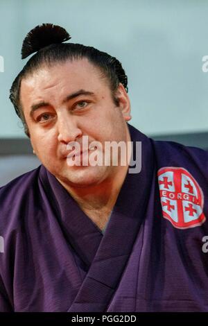 Tokio, Japan. 26 Aug, 2018. Sumo-ringer Tochinoshin Tsuyoshi besucht eine Talk Show während eines speziellen Grand Sumo Turnier ''Hakkiyoi KITTE'' auf der Tokyo KITTE kommerziellen Komplex vor dem Bahnhof von Tokio am 26. August 2018, Tokio, in Japan gehalten. Jedes Jahr Sumo Ringer in ein spezielles Turnier vor der Tokyo Station, die Kultur des Sumo Ringen zu fördern. (Foto von Rodrigo Reyes Marin/LBA) Quelle: Lba Co.Ltd./Alamy leben Nachrichten Stockfoto