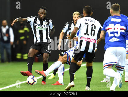 Udine, Italien, 26. August 2018. Udinese der Seko Fofana steuert den Ball während des Fußballspiels zwischen Udinese und Sampdoria bei Dacia Arena. foto Simone Ferraro/Alamy leben Nachrichten Stockfoto