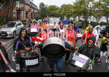 London, Großbritannien. 26. Aug 2018. Tausende besuchen Der erste Tag der Notting Hill Carnival in London am 26. August 2018. Fast eine Million Menschen werden erwartet, die von den Organisatoren der nassen Wetter Sonntag und Montag in den Straßen von West London Notting Hill regradless karibischen Kultur an einem Karneval als die größte Straße Demonstration in Europa, London, UK Credit zu feiern: Bild-/Alamy leben Nachrichten Stockfoto