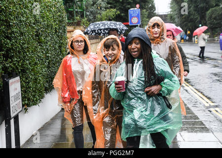 London, Großbritannien. 26. Aug 2018. Tausende besuchen Der erste Tag der Notting Hill Carnival in London am 26. August 2018. Fast eine Million Menschen werden erwartet, die von den Organisatoren der nassen Wetter Sonntag und Montag in den Straßen von West London Notting Hill regradless karibischen Kultur an einem Karneval als die größte Straße Demonstration in Europa, London, UK Credit zu feiern: Bild-/Alamy leben Nachrichten Stockfoto